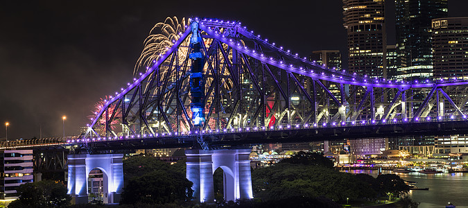 城市烟花2016年新年前夜在布里斯班的故事桥袋鼠渡船天际天空跨度反思城市新年旅行蓝色背景