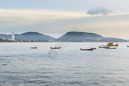 在泰国普吉港的阴暗多云的巴东海滩场景海浪旅行边缘旅游文化酒店游客海岸线地标图片