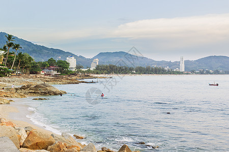 卡利姆海滩和巴东海滩在天色阴暗的乌云日 普吉 塔蓝色地标边缘海岸线假期旅游摄影游客旅行酒店图片