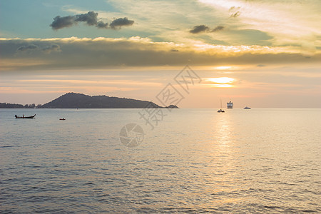 太阳日落和泰国普吉卡利姆海滩旅行涟漪沿海波浪天空寂寞文化孤独紫色闲暇图片