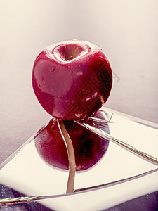 破碎的镜子上的红苹果损害裂缝玻璃红色粉碎碰撞白色反射食物危险图片