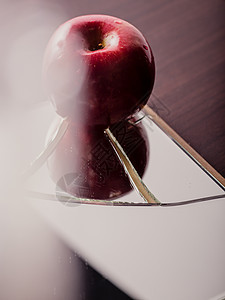 破碎的镜子上的红苹果水果危险碰撞食物玻璃裂缝白色红色反射粉碎图片