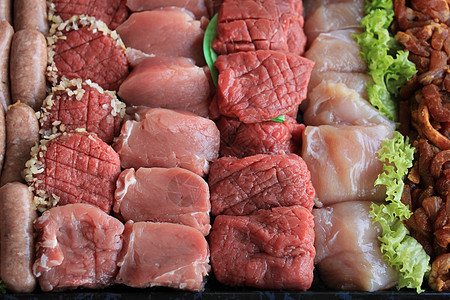 小块肉猪肉托盘食物派对烧烤炙烤香肠牛肉家禽火锅图片