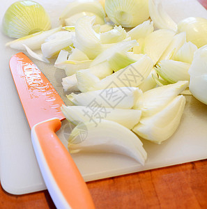 挂起洋葱桌子橙子木板陶瓷白色制品食物蔬菜背景图片