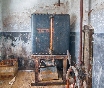 旧废弃的酒精蒸馏厂图片