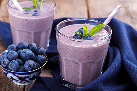 健康的蓝莓冰淇淋乡村薄荷紫色木头材料香蕉奶油甜点食物玻璃图片