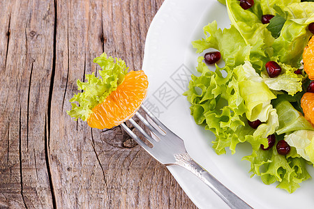 新鲜沙拉加石榴宏观食物蔬菜盘子水果多叶红色美食营养叶子图片