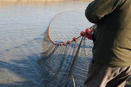 在池塘里钓鱼运输食物水平渔网渔夫褐色栖息淡水软木漂浮图片