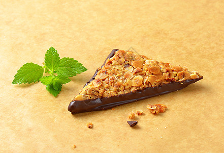 三角形坚果棒浸在巧克力中坚果用纸坚果片小吃饼干糕点榛子烘焙食谱食物图片