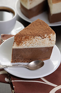 一块慕斯蛋糕咖啡大杂烩甜点餐巾巧克力自助餐小菜花絮香草可可背景图片
