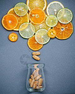 健康食品和医药概念 一瓶维生素C和柠檬胶囊情调感冒柚子补充药物异国矿物质药片图片