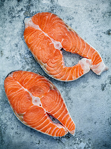 新鲜的鲑鱼片片片状平板地躺在破碎的金属背景上营养情调厨房油酸原材料餐饮海鲜健康饮食饮食异国图片