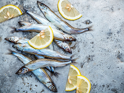 新鲜捕获的Shishamo鱼全蛋平板地产在破旧金属面包上健康饮食原材料鱼片异国香菜鲭鱼餐厅海洋菜单烹饪图片