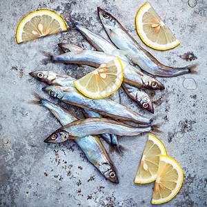 新鲜捕获的Shishamo鱼全蛋平板地产在破旧金属面包上餐厅油炸美食原材料厨房餐饮营养海洋鱼片晚餐图片