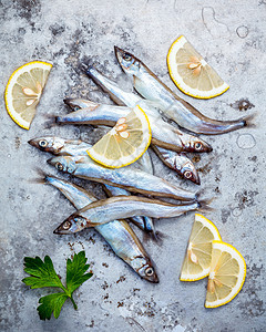 新鲜捕获的Shishamo鱼全蛋平板地产在破旧金属面包上香菜营养鲭鱼健康饮食餐厅厨房情调菜单海洋烹饪图片