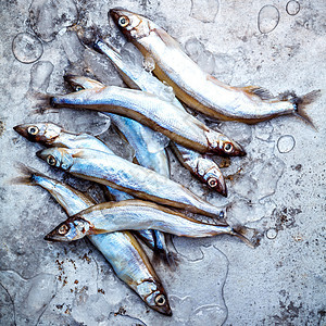 新鲜捕获的Shishamo鱼全蛋平板地产在破旧金属面包上健康市场香菜厨房烹饪美食油炸鲭鱼健康饮食营养图片