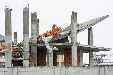 在房屋建造过程中使用不可靠支撑结构的影响图片