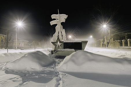 2017年1月6日 俄罗斯Ulyanovsk地区 雾中的黑暗城市和一个以飞鹤为形式的纪念碑图片