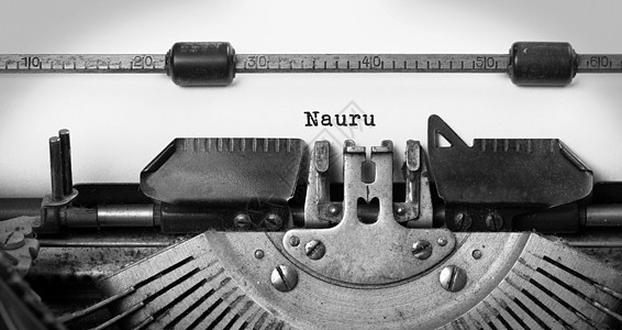 旧打字机瑙鲁国家作家打印白色机械古董备忘录机器刻字金属图片
