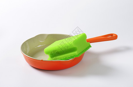 陶瓷碗上的厨房用海绵炊具绿色工具橙子制品盘子用具平底锅图片
