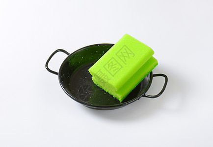 餐具上的厨房用海绵擦洗炊具黑色平底锅煎锅工具绿色图片