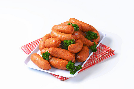 波兰香肠放在盘子上的瓷皮拼盘食物链接小吃团体猪肉肉制品熏制图片
