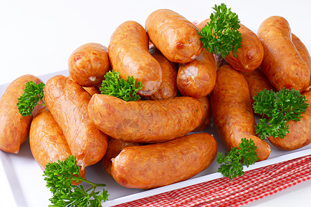 波兰香肠放在盘子上的瓷皮猪肉食物熏制链接小吃团体拼盘肉制品图片