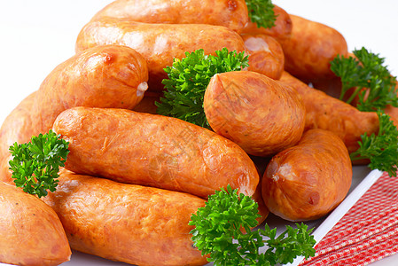 波兰香肠放在盘子上的瓷皮团体熏制肉制品拼盘食物小吃猪肉链接图片
