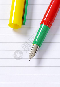 线纸上的钢笔书写校笔绿色工具床单笔尖空白高架红色横格图片