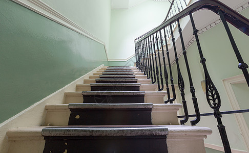 爱丁堡古老历史公寓楼的楼梯 白天白色栏杆出口优雅入口地面扶手房子装饰风格图片