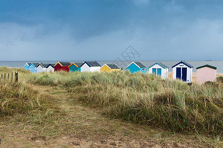 色彩多彩的海滩棚线排水沟黄色屋顶绿色玻璃木头蓝色石板裁剪瓦片图片