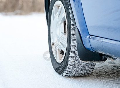 雪路的冬季车轮胎特写 安全驾驶概念图片