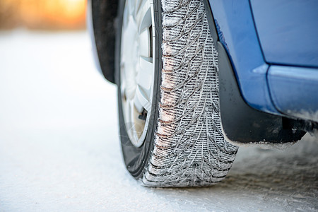 雪地路上的冬季车轮图片 安全驾驶概念冻结牵引力车辆太阳橡皮速度天气季节旅行危险图片