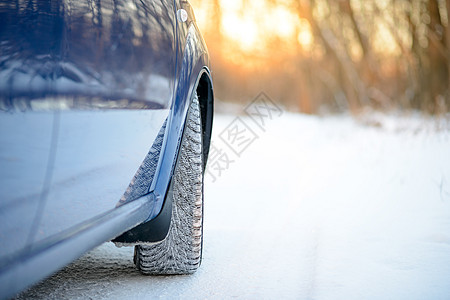 雪地路上的冬季车轮图片 安全驾驶概念危险速度太阳冻结天气季节橡皮运输车辆日落图片