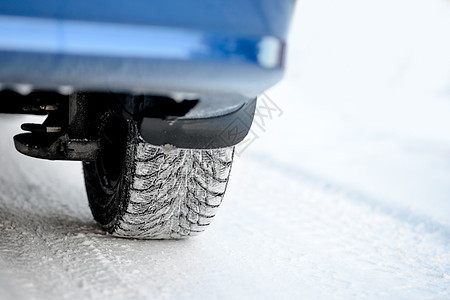 雪地路上的冬季车轮胎图片 安全驾驶概念危险牵引力蓝色天气旅行冻结车轮季节运输速度图片
