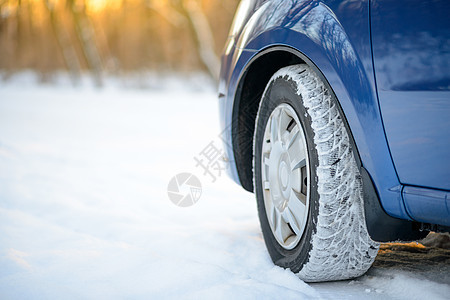 雪地路上的冬季车轮胎图片 安全驾驶概念季节速度运输车辆旅行温度天气太阳蓝色橡皮图片