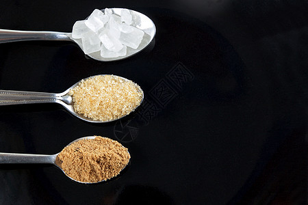 褐甘蔗糖和颗粒糖及岩石糖反射冰糖面包糖果白色黑色甘蔗勺子质量棕色背景图片