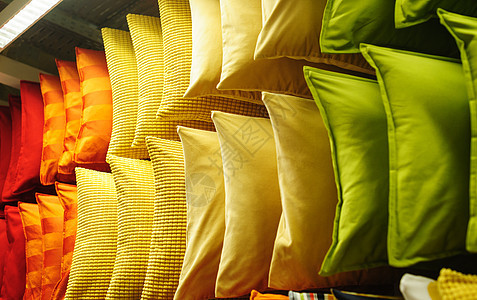 现代商店货架上舒适的彩色织物垫图片