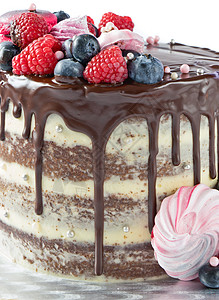 加巧克力和浆果的蛋糕白色手工侵权行为和风饼干食物覆盆子糖果甜点图片