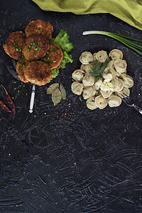 黑色背景的炸薯片和俄罗斯薄膜午餐洋葱营养食物蔬菜水饺饺子木板油炸餐厅图片