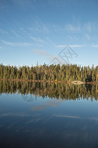 清晨在安大略湖北部平静 带反光云森林天空岩石云杉针叶树反射树木墙纸湖泊公园图片