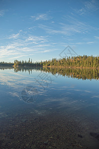 清晨和平的北安大略湖北部湖 反映c图片