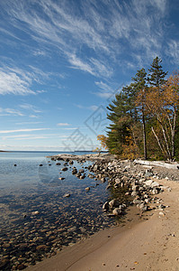 凯瑟琳科夫湖苏维埃里山的宁静和阳光明媚海岸线针叶树晴天支撑海岸海滩海湾水晶波浪松树图片