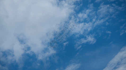 蓝色天空中的白云场景白色天气阳光空气风景自由图片