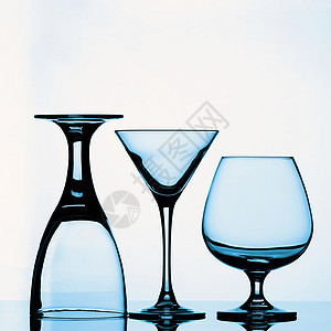 清空的葡萄酒杯水晶线条饮料杯香槟水杯黑与白白色蓝色玻璃黑色图片