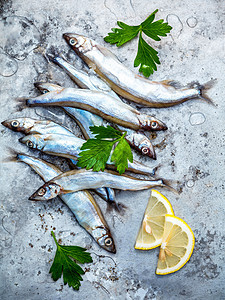 新鲜捕获的Shishamo鱼全蛋平板地产在破旧金属面包上情调鱼片异国鲭鱼健康饮食海洋原材料香菜菜单餐饮图片