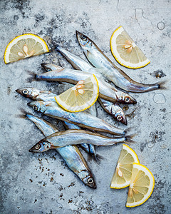 新鲜捕获的Shishamo鱼全蛋平板地产在破旧金属面包上鲭鱼海鲜情调厨房异国寿司餐饮营养菜单健康饮食图片