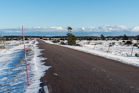 平原地貌的乡村路边积雪图片