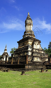在Sukhothai的七排寺庙图片