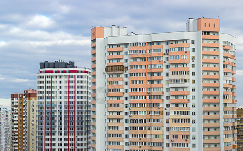 拥有现代多层公寓楼的住宅房区景观楼层高层大楼城市开发多云多层城市规划图片